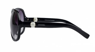 Очки солнечные Chanel черные в пластиковой оправе
