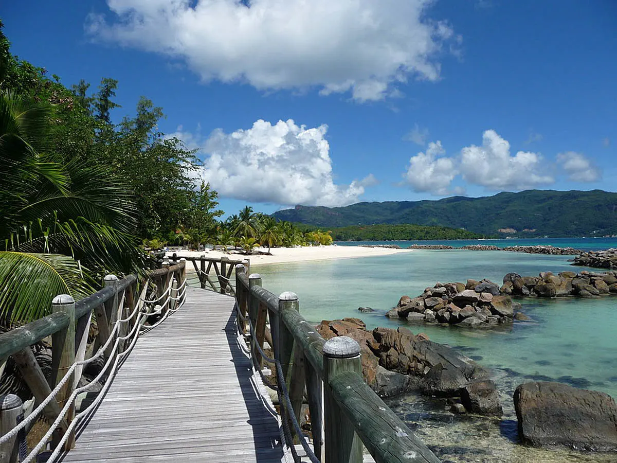 Откройте для себя сказочные пляжи Сейшел: уединение с природой и голубым океаном